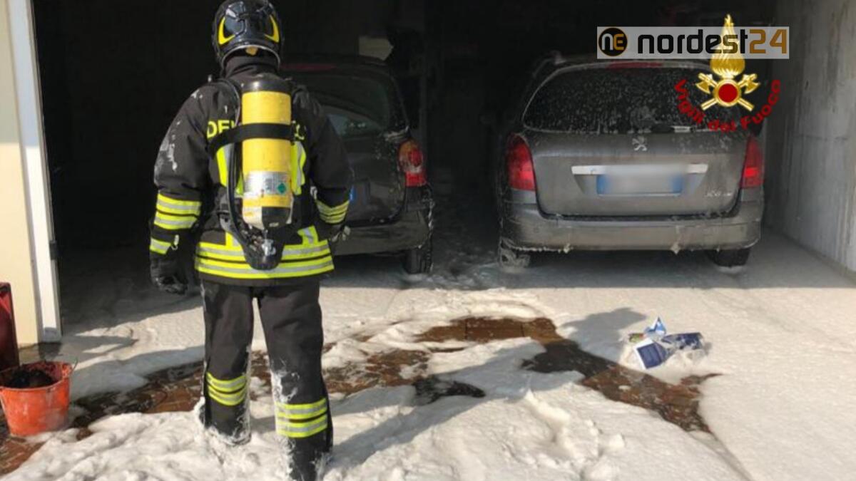 Incendio in un garage: i pompieri "salvano" le due automobili - 