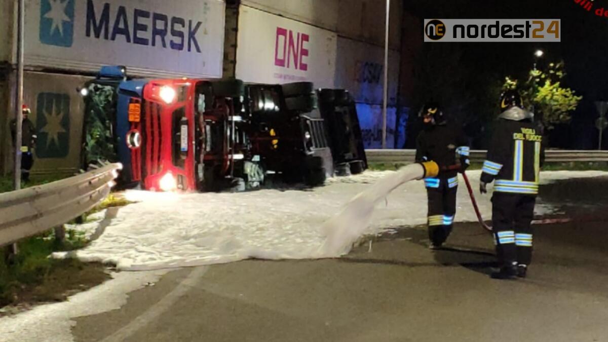 Autocisterna carica di gasolio si rovescia: ferito l'autista - 