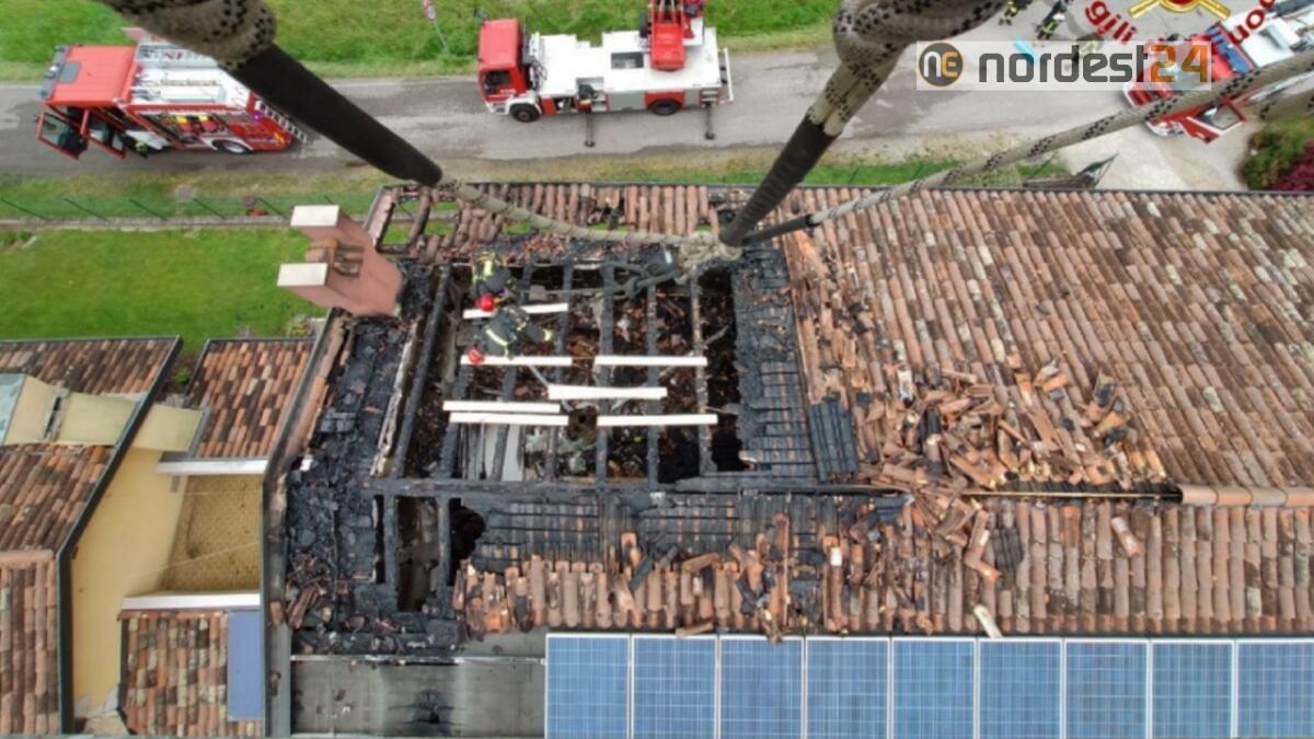 Incendio a Sacile: 5 ore per domare le fiamme, gravi danni - 