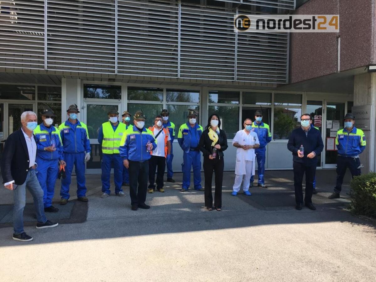 Dolomia dona 9000 bottiglie d'acqua all’Rsa dell’ospedale di Monfalcone e agli alpini di Gorizia - 