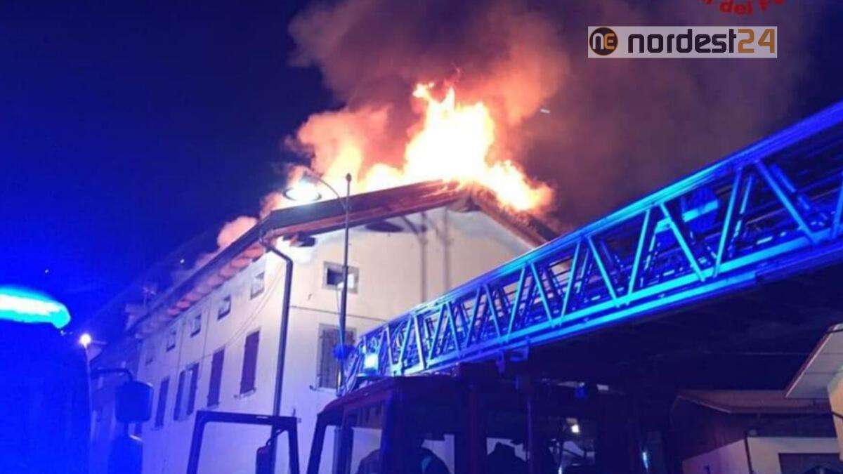 Abitazione a fuoco nella notte: maxi lavoro per i Vigili del Fuoco - 