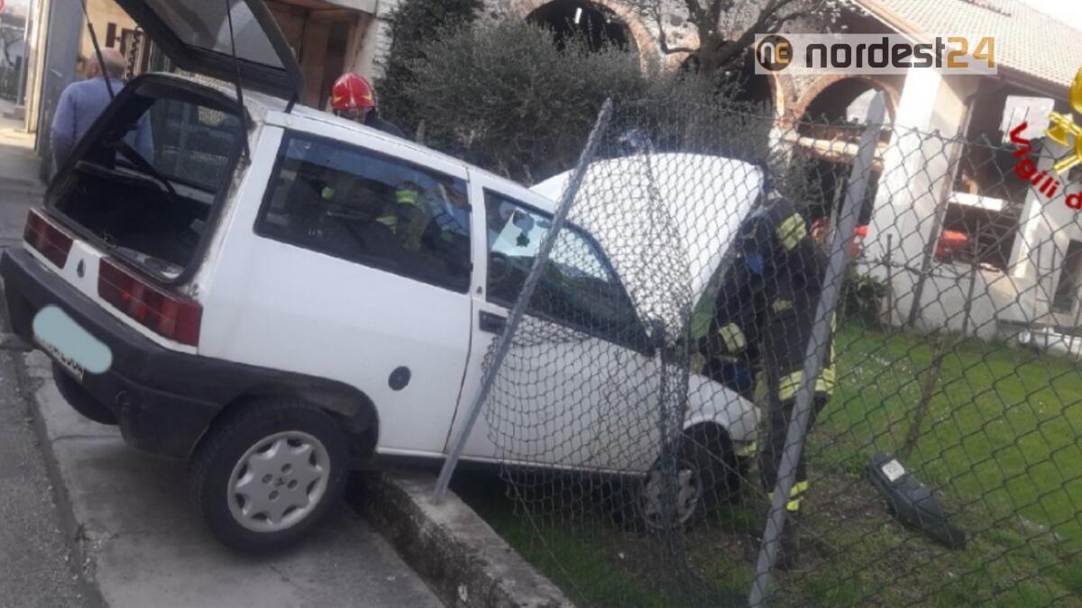Sbanda e finisce con l'auto nel giardino di un'abitazione: incastrato - 