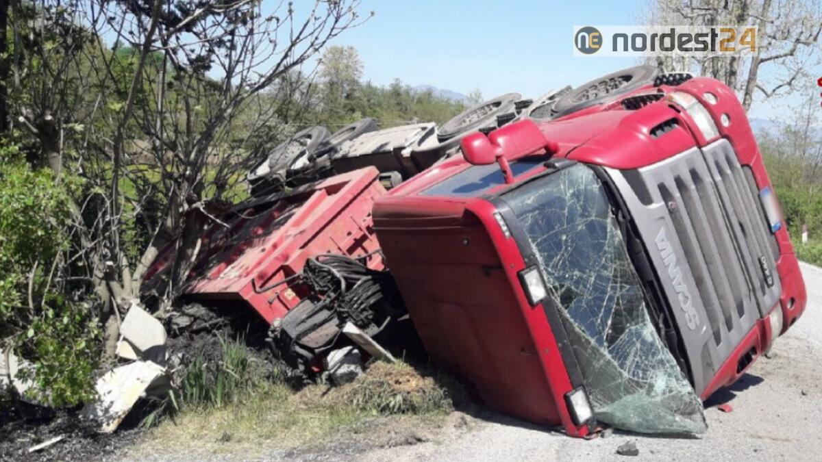 Camion a rimorchio si rovescia e perde il carico: ferito l'autista - 