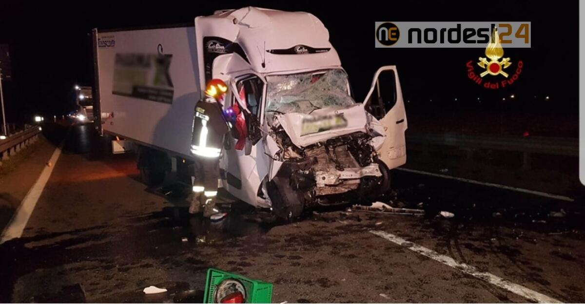 Trasporta medicinali, ma si scontra con un TIR: incastrato, è grave - 