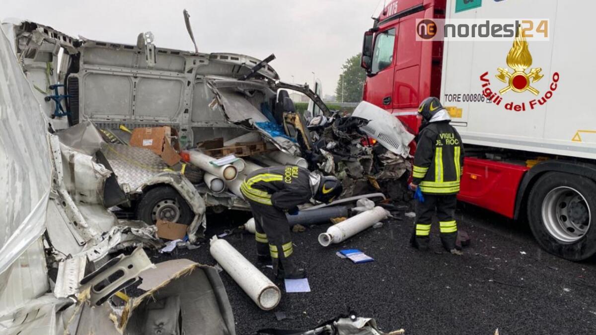 Incidente in A4: scontro tra camion e furgone carico di bombole - 
