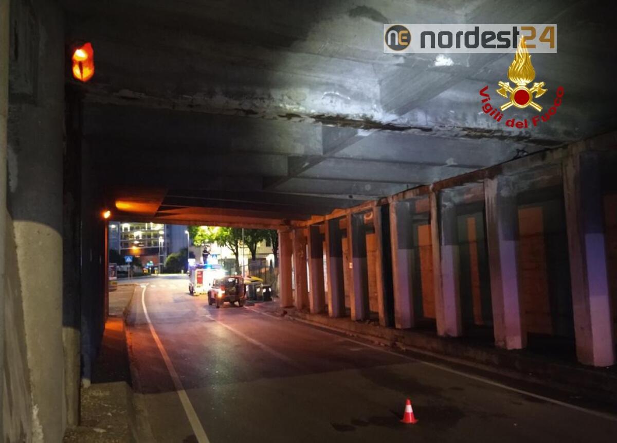 Padova. Cadono calcinacci, intervento dei vigili del fuoco - 