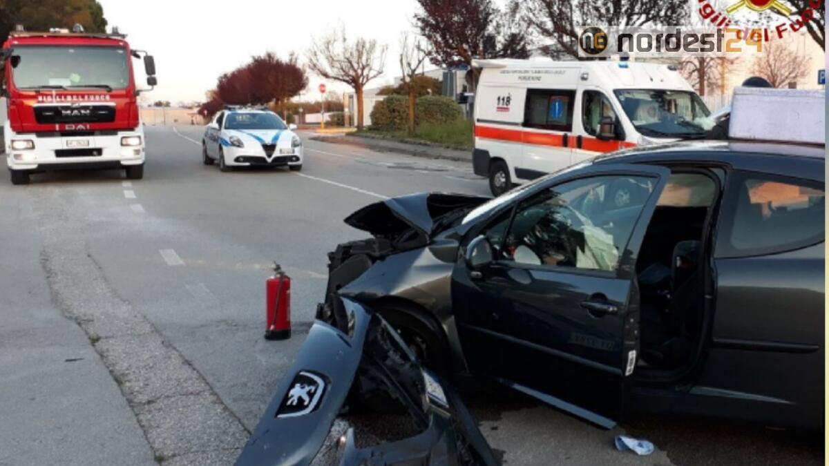Incidente a Porcia (PN): violento scontro frontale tra due auto ibride - 
