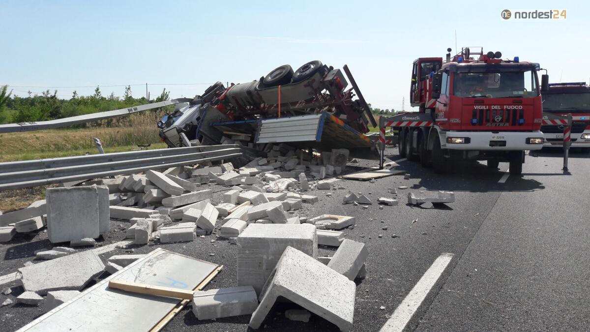 Incidente in A4: Tir si rovescia fra Meolo Roncade e San Donà di Piave - FOTO - 