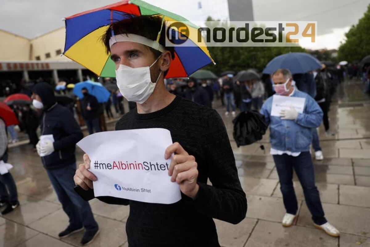 In piazza a Pristina per nuove elezioni - 