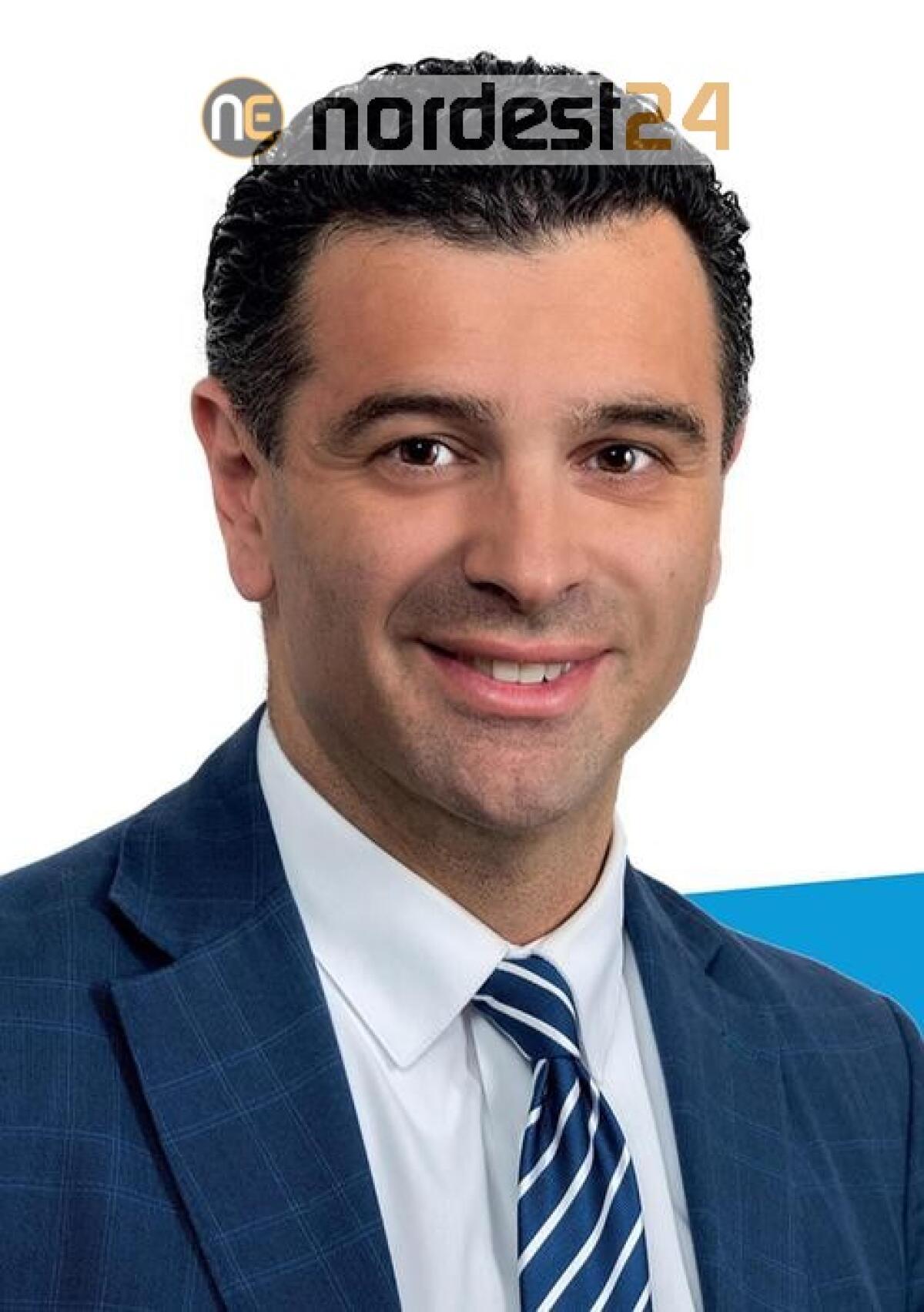 Sindaco Avellino in maxi assembramento - 