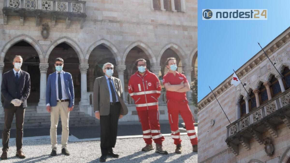 Udine. Giornata mondiale Croce Rossa: bandiera esposta sulla Loggia del Lionello - 