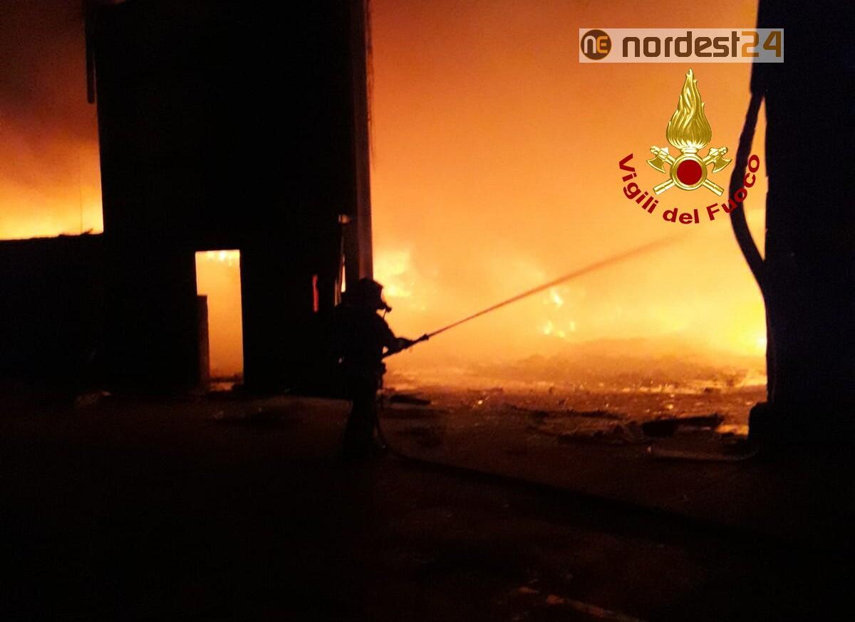 Vasto incendio a Sandrigo: brucia un capannone, danni ingenti - FOTO - 