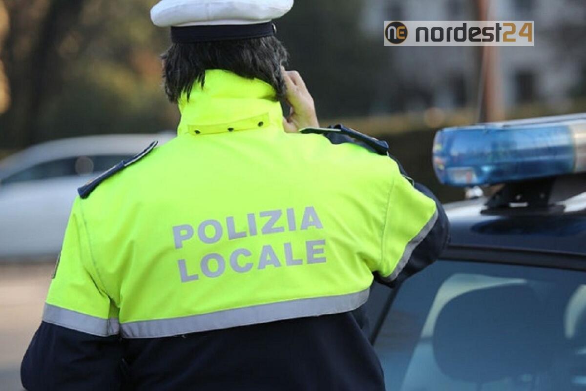 A piedi in gruppo e senza mascherine: 14 multati - 