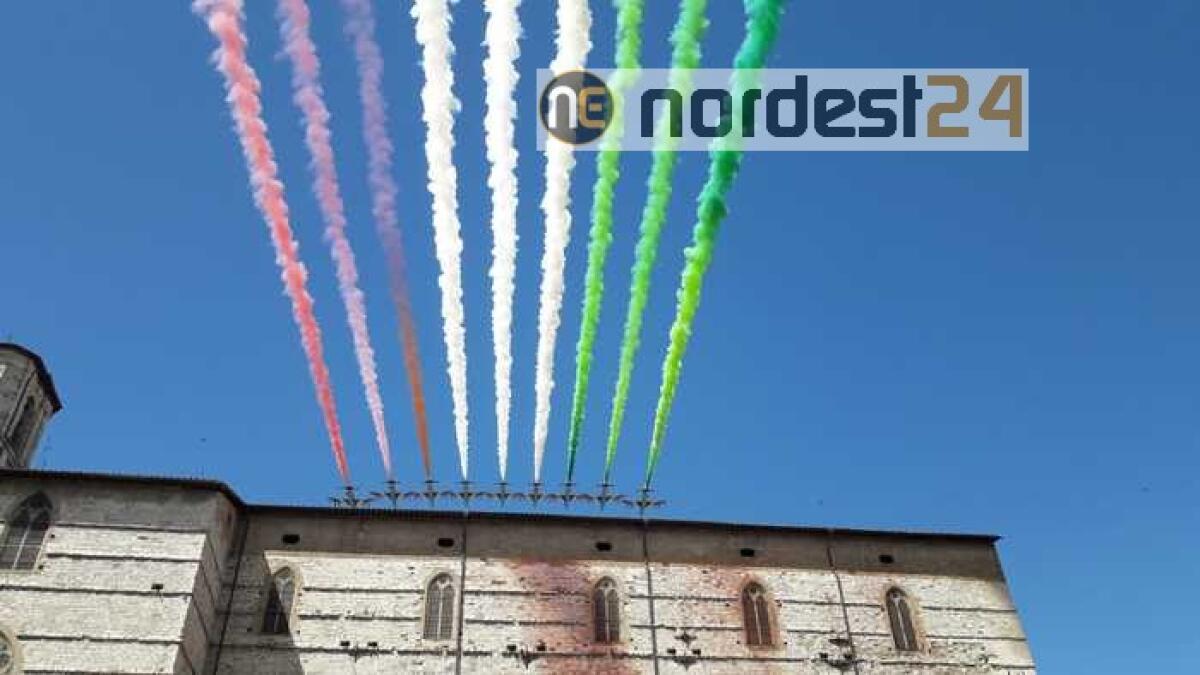 Frecce tricolori sorvolano Perugia e Ass - 
