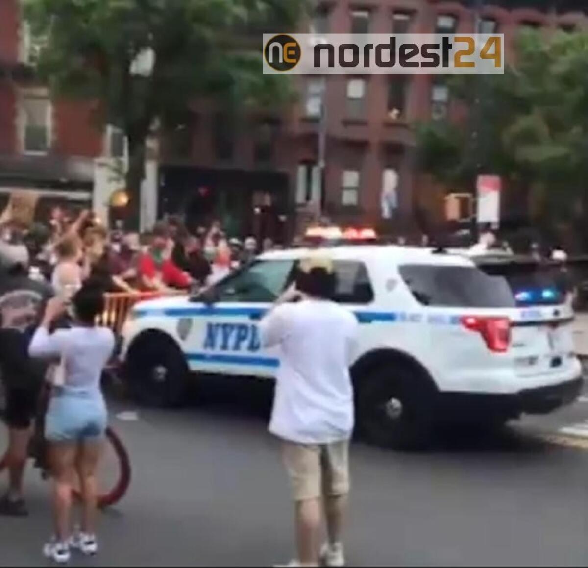 Video, polizia investe manifestanti a Ny - 