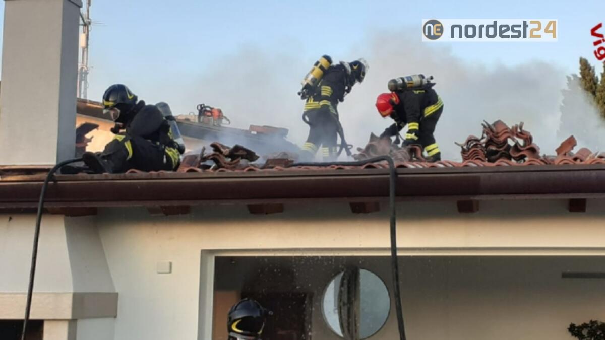 Mirano. Incendio di un tetto ventilato in località Vetrego - 