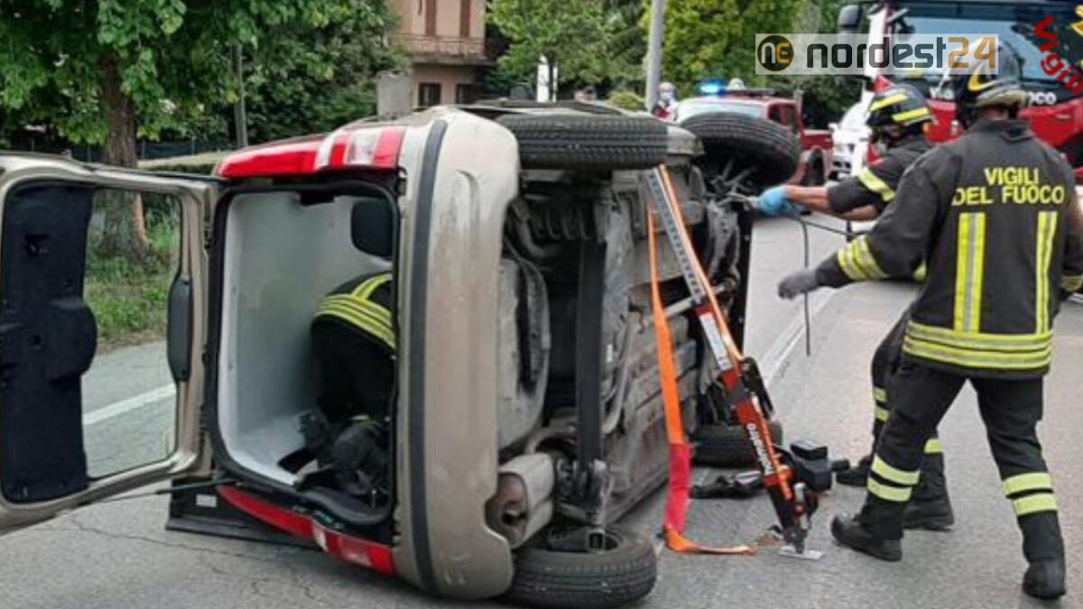 Perde il controllo dell'auto e si rovescia sul fianco: ferito - 