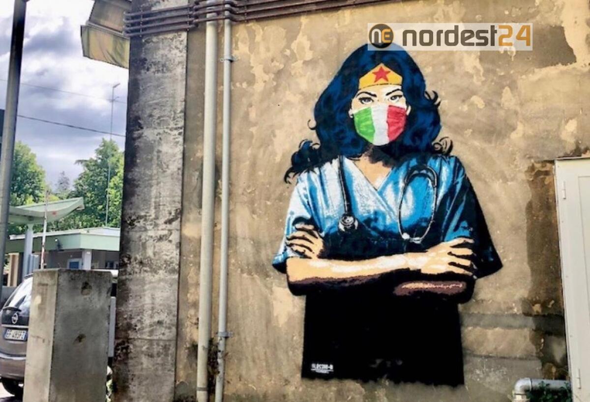 Padova, infermiere con camice e mascherina diventano Wonder Woman - 