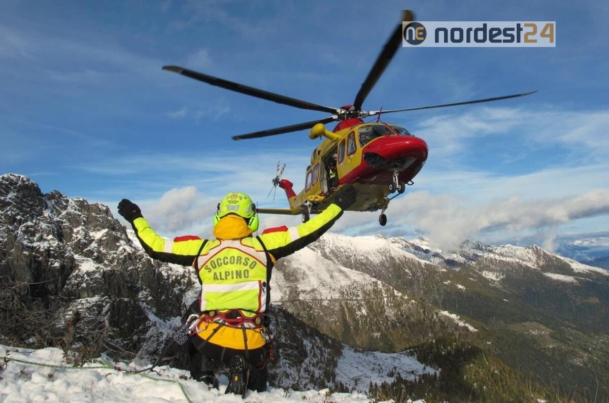 Scivola sul sentiero in Val Canale: 65enne soccorsa con il verricello - 
