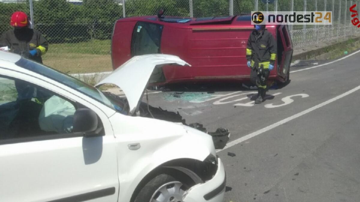 Due auto si scontrano, una si rovescia sul fianco: feriti un uomo e una donna - 