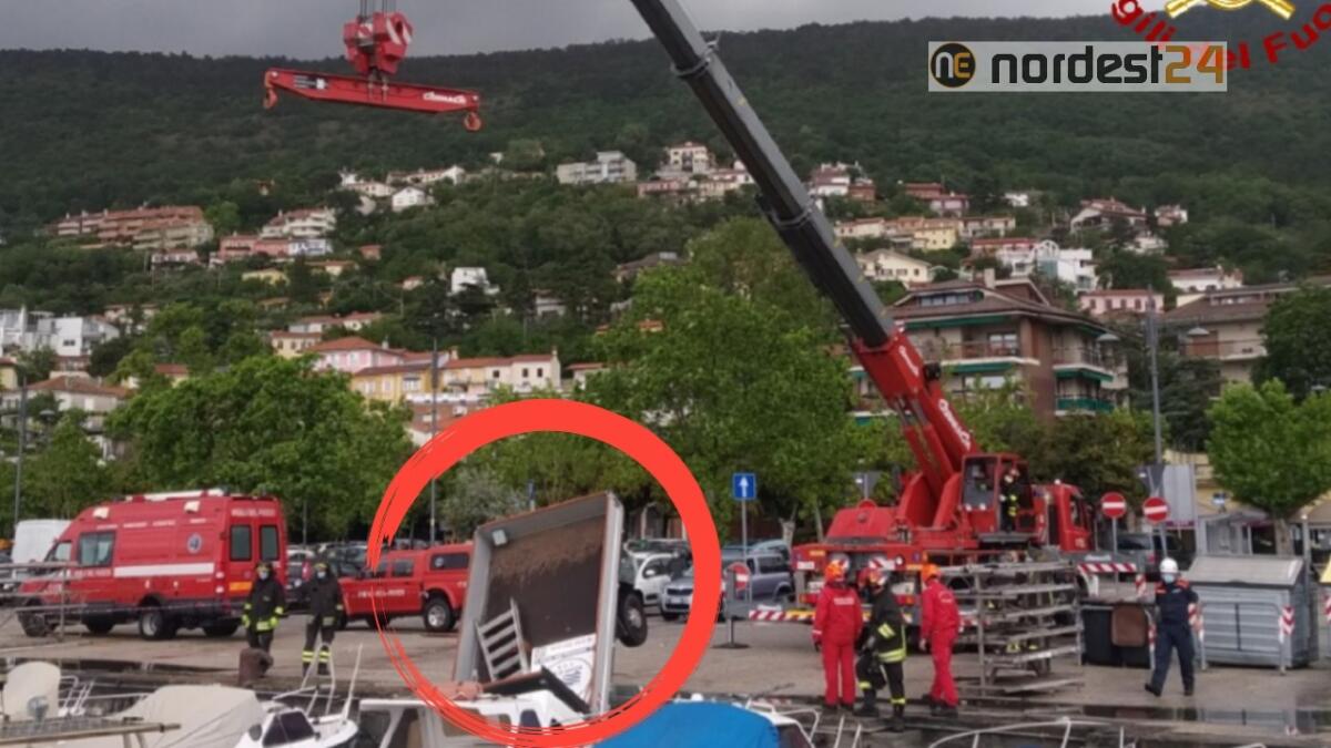 Trieste. Autocarro cade dal molo di Barcola: recuperato con l'autogrù - 