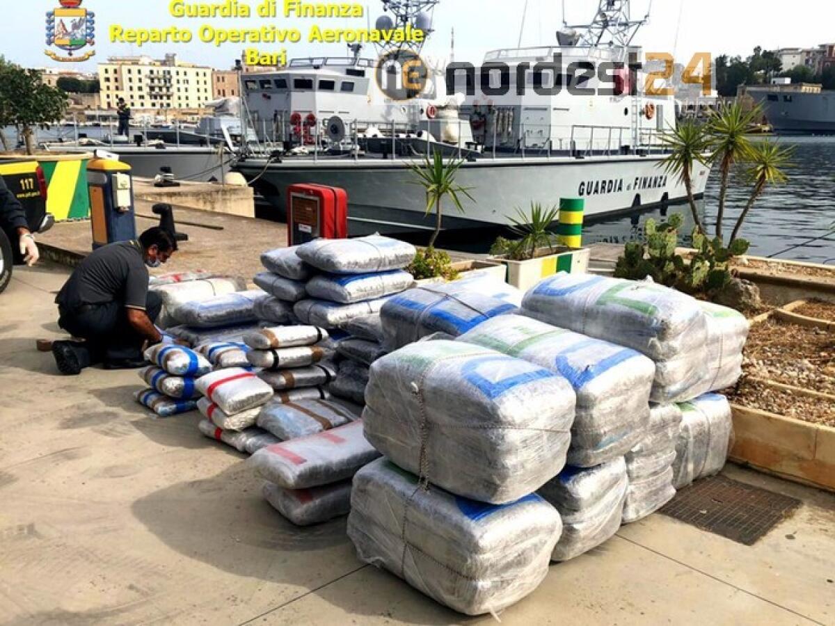 Fermato motoscafo con 500 kg droga - 