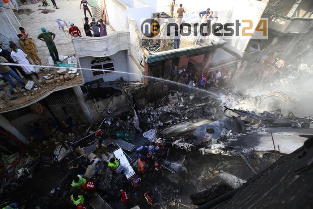 Aereo caduto,persone sotto macerie case - 