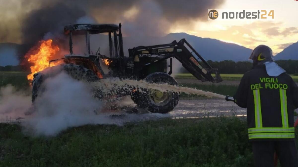 Incendio a Maniago: trattore agricolo distrutto dalle fiamme - 