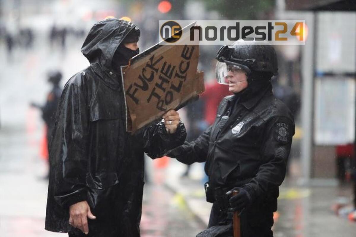 Seattle, agenti picchiano manifestante - 