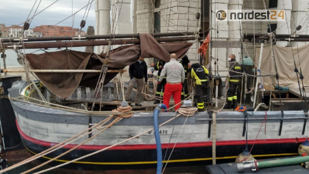Storica imbarcazione imbarca acqua in Canal Grande: intervento dei vigili del fuoco - 
