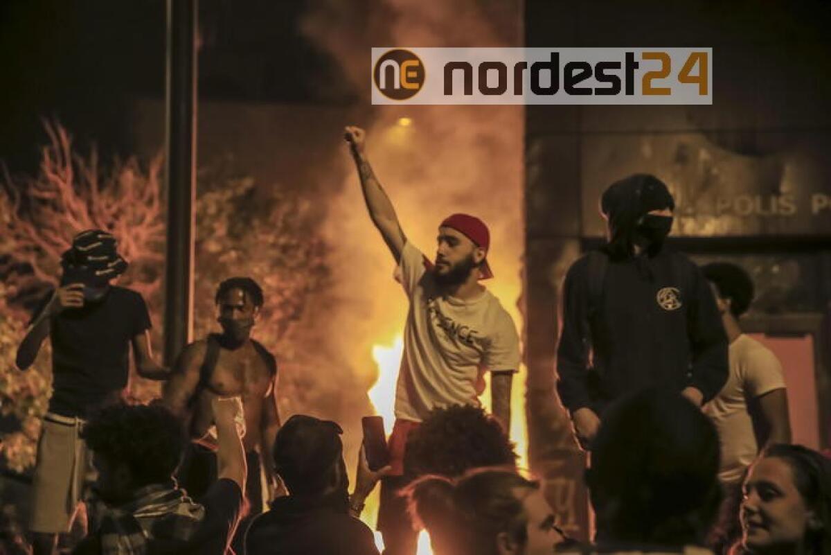 Minneapolis, incendiato il commissariato - 