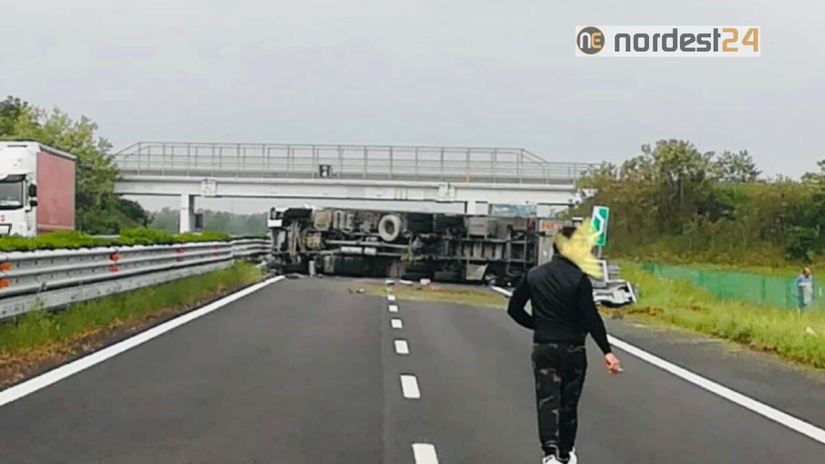 Incidente in A23 Udine Palmanova: Tir ribaltato, chiusa l'autostrada - 