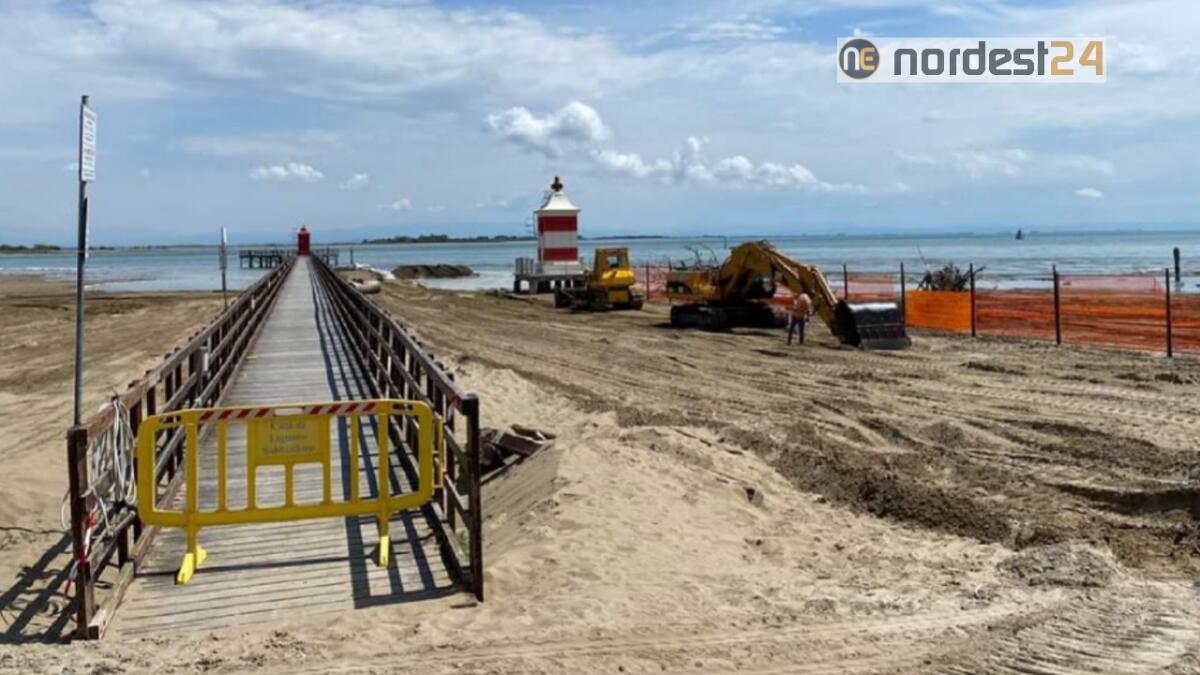 Lignano, avviati i lavori di ripristino del pontile al Faro Rosso - 
