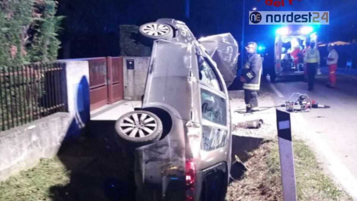 Finiscono fuori strada nel canale di scolo: 2 feriti - 