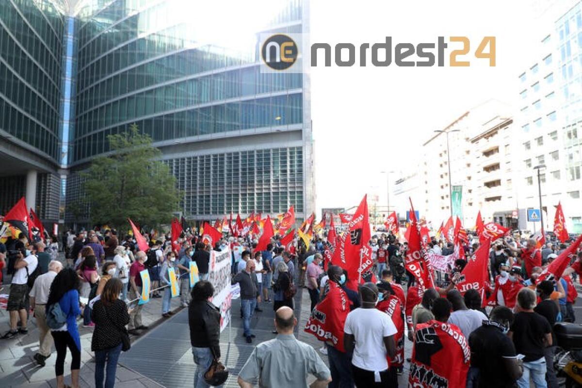 Protesta a Milano, c'è assembramento - 