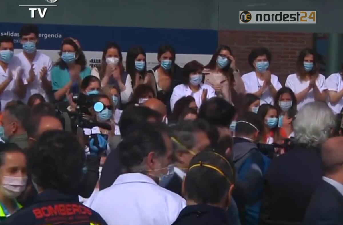 Coronavirus, a Madrid chiude l'ospedale da campo: la gioia di medici e infermieri - 