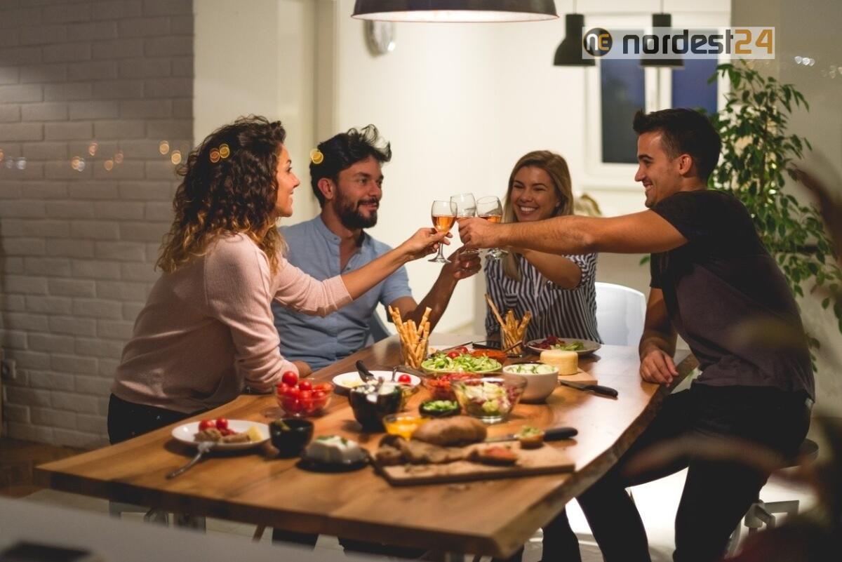 Verso l'addio da lunedì all’autocertificazione e il via libera a cene con amici - 