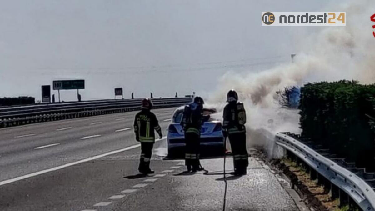 Incendio di un'auto in A4: due persone scendono in tempo - 