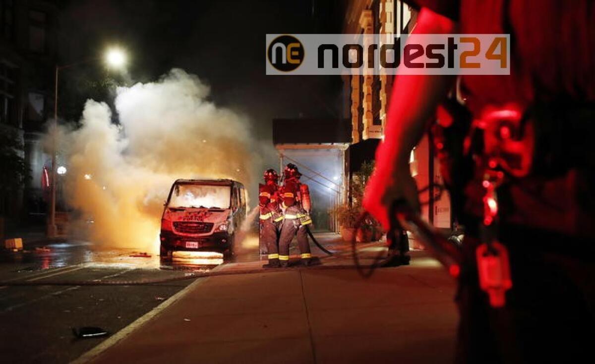 Minneapolis: corpo vicino auto bruciata - 