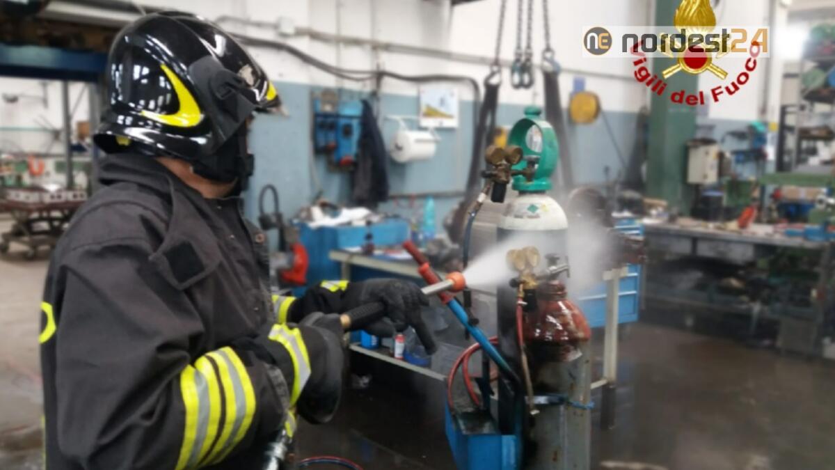 Incendio in officina: bruciano i tubi in gomma di un gruppo ossiacetilenico - 