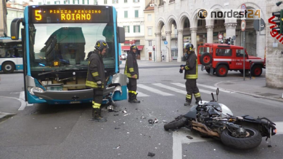 Incidente a Trieste: scontro tra moto e autobus, ferito il centauro - 