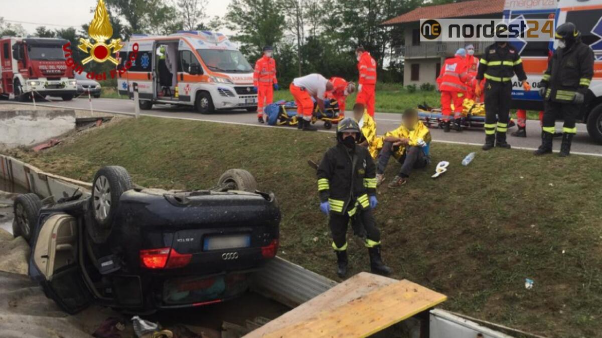 Si ribaltano con l'Audi A4: feriti i 5 giovani a bordo - 