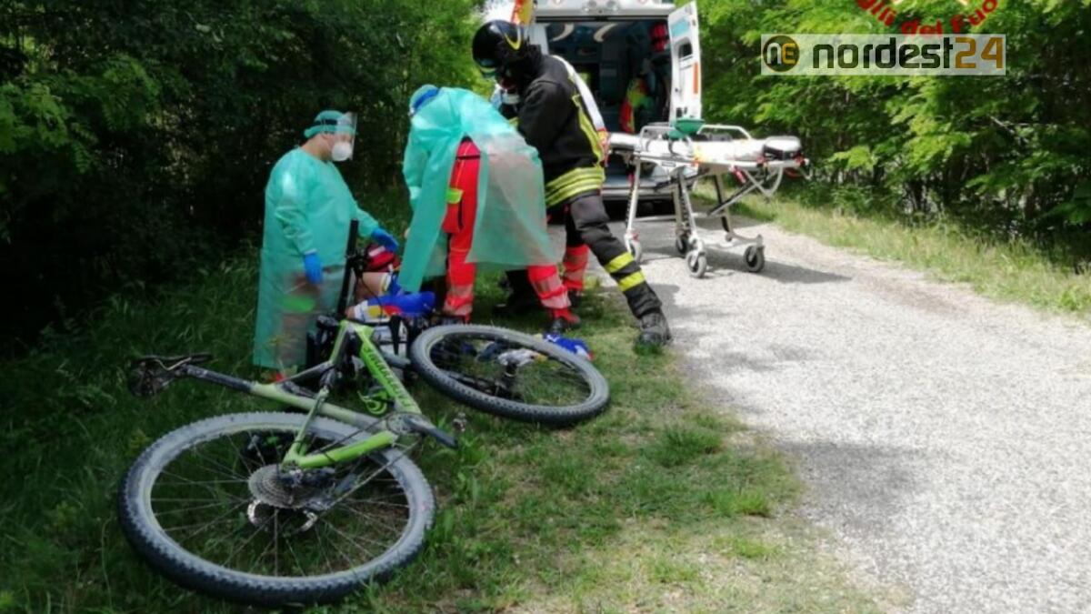 Cade dalla mountain bike sulla ciclovia: ferito seriamente - 