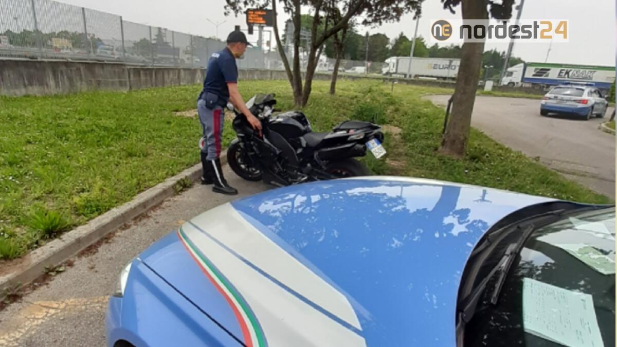 Folli sorpassi in moto, fermato dalla Polizia sputa e fugge - 