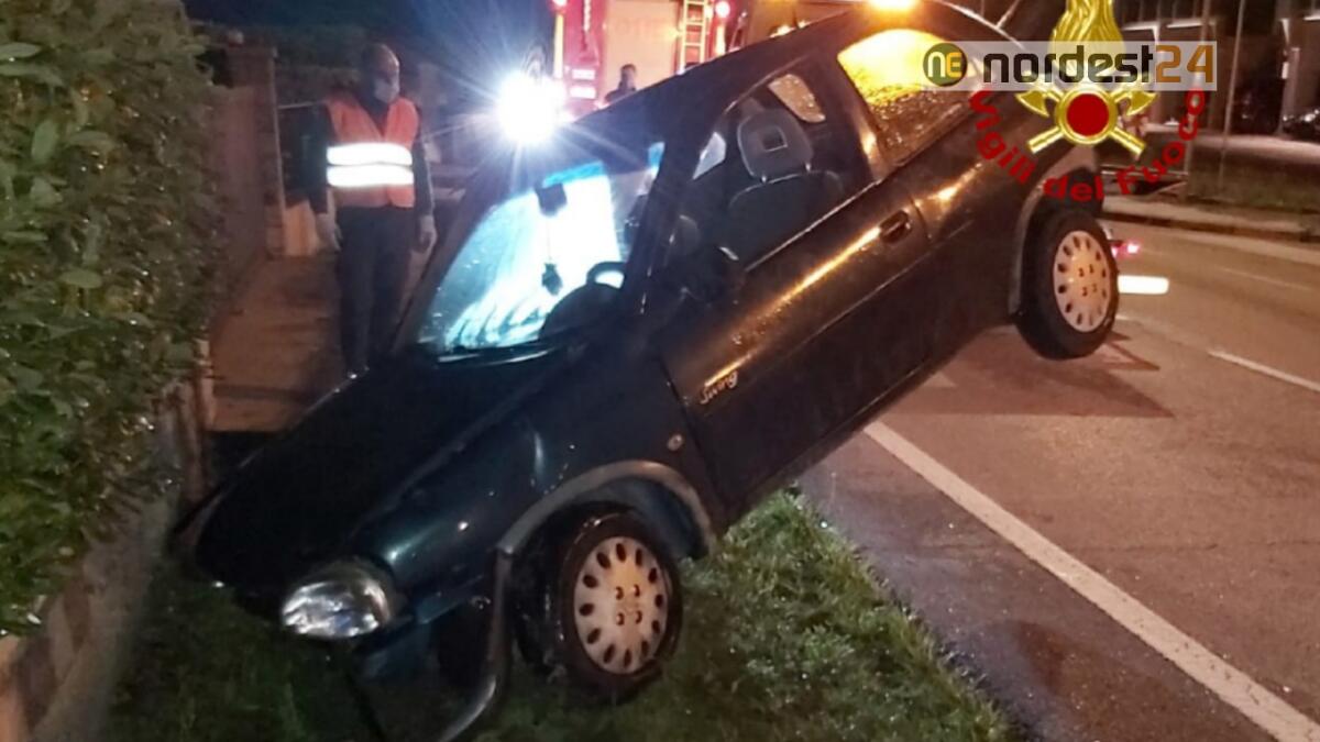 Esce di strada, un residente spegne l'incendio e lo salva - 