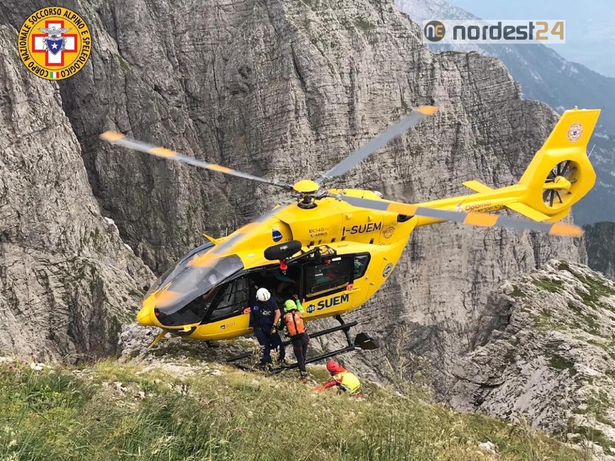 Escursionista in difficoltà sui monti: soccorso con l'elicottero e verricello - 