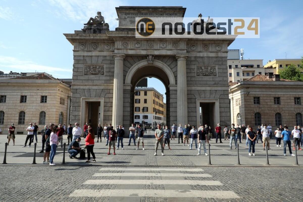 A Milano protesta mascherine tricolore - 