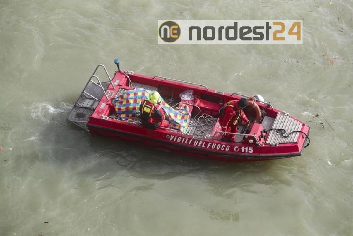 Roma,velivolo cade in Tevere.Un disperso - 