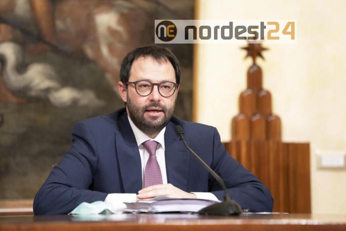 Jabil: Patuanelli, inaccettabile, cambi atteggiamento - 