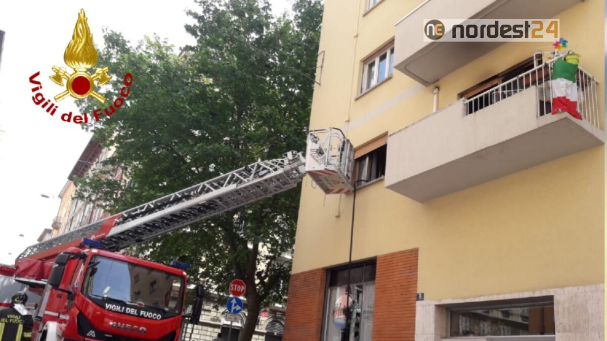 Trieste. Incendio di una cucina in appartamento - 